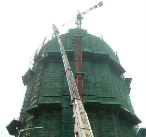 申扎吊车在工地上作业